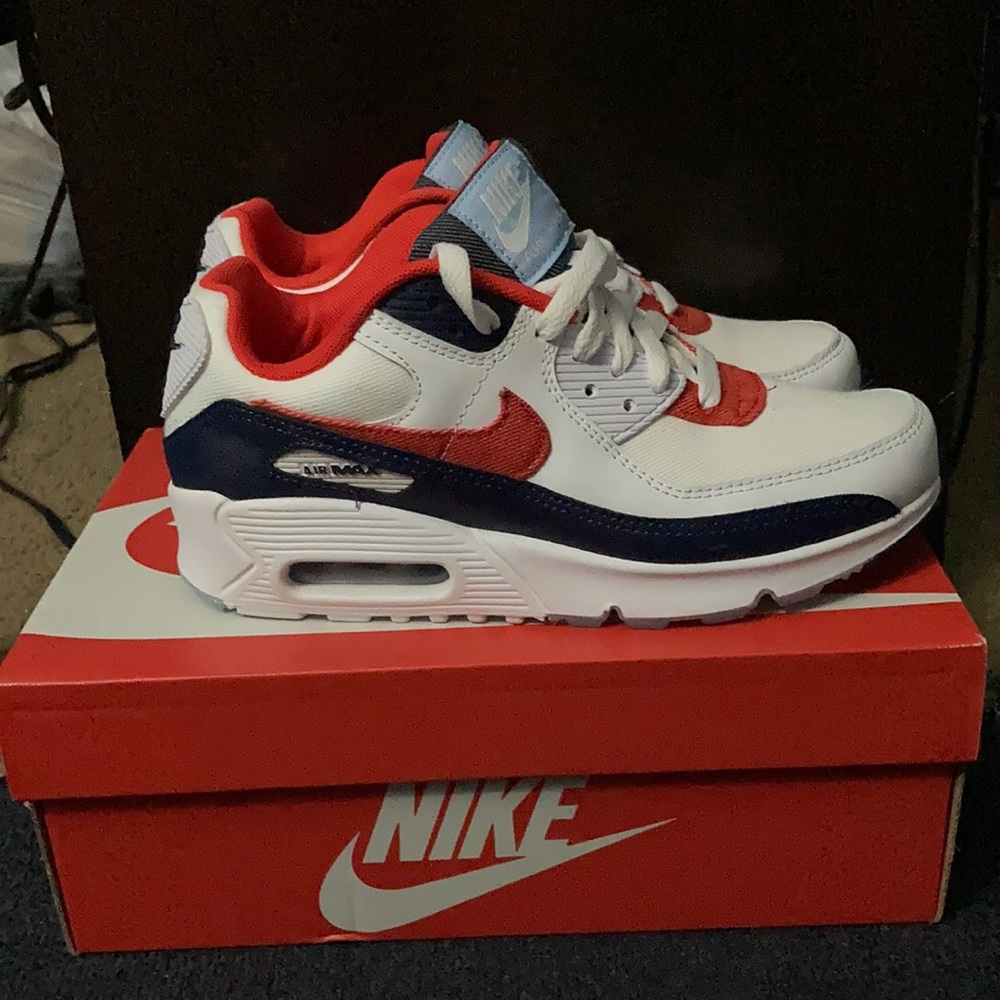 Nike, boys sneakers, size- boys 5.5Y